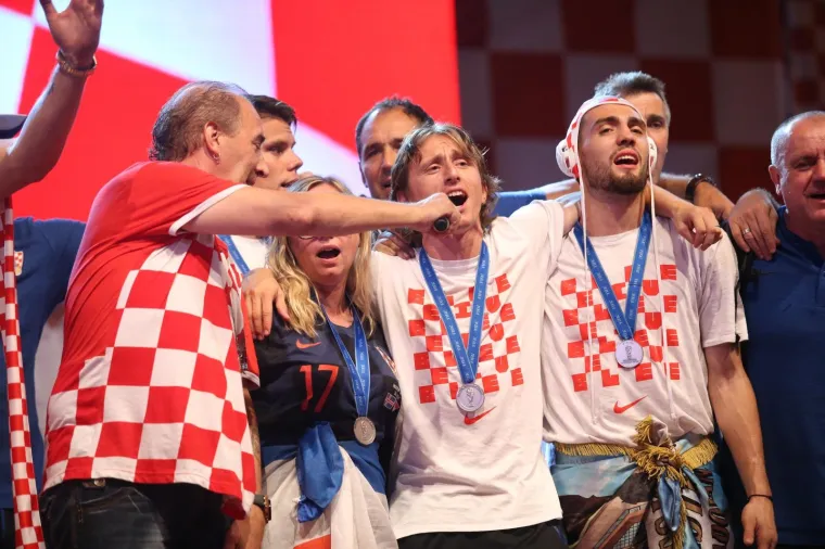 Vatreni nakon pet sati vožnje gradom stigli na Trg, a ondje ih je dočekao neviđeni spektakl!