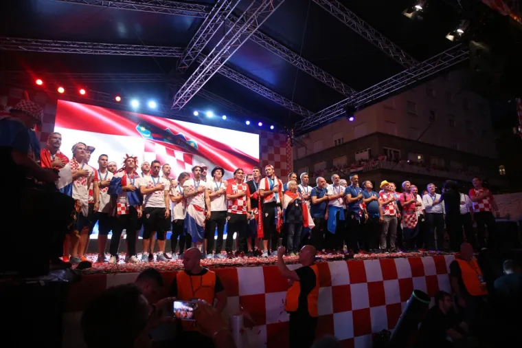 Vatreni nakon pet sati vožnje gradom stigli na Trg, a ondje ih je dočekao neviđeni spektakl!