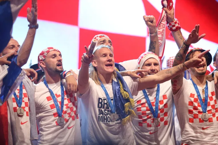 Vatreni nakon pet sati vožnje gradom stigli na Trg, a ondje ih je dočekao neviđeni spektakl!