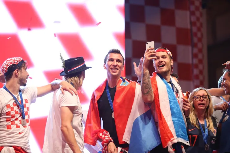 Vatreni nakon pet sati vožnje gradom stigli na Trg, a ondje ih je dočekao neviđeni spektakl!