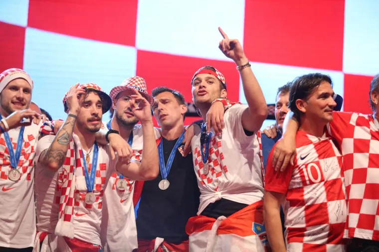 Vatreni nakon pet sati vožnje gradom stigli na Trg, a ondje ih je dočekao neviđeni spektakl!