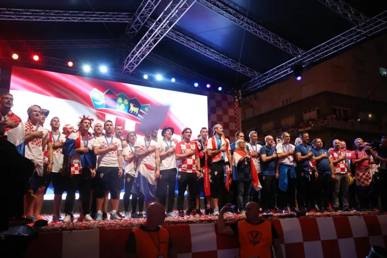 Vatreni nakon pet sati vožnje gradom stigli na Trg, a ondje ih je dočekao neviđeni spektakl!