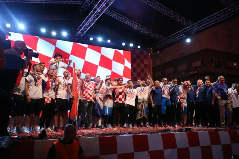 Vatreni nakon pet sati vožnje gradom stigli na Trg, a ondje ih je dočekao neviđeni spektakl!