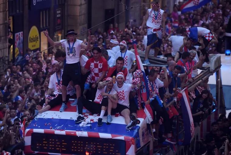 Vatreni nakon pet sati vožnje gradom stigli na Trg, a ondje ih je dočekao neviđeni spektakl!