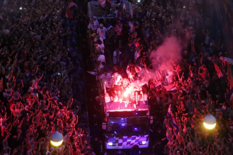 Vatreni nakon pet sati vožnje gradom stigli na Trg, a ondje ih je dočekao neviđeni spektakl!