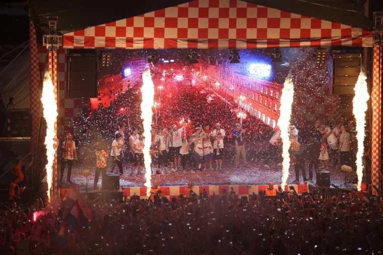 Vatreni nakon pet sati vožnje gradom stigli na Trg, a ondje ih je dočekao neviđeni spektakl!