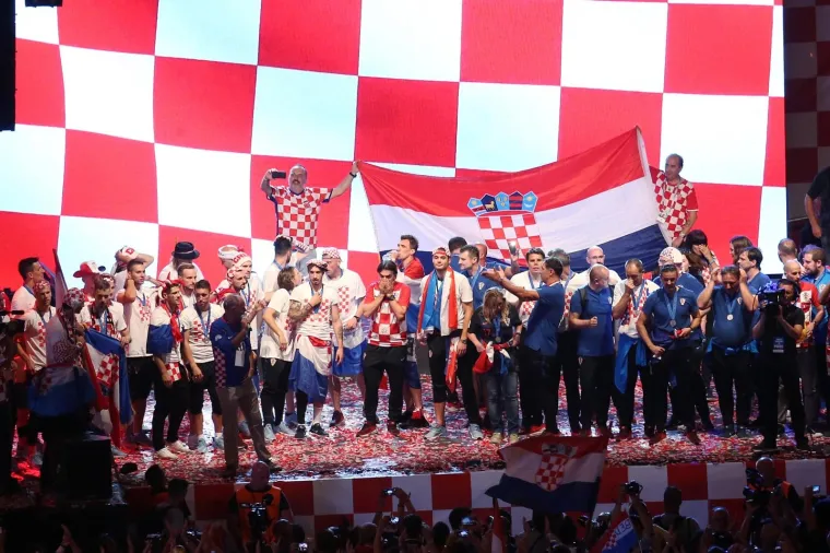 Vatreni nakon pet sati vožnje gradom stigli na Trg, a ondje ih je dočekao neviđeni spektakl!