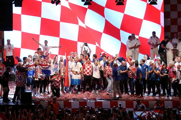 Vatreni nakon pet sati vožnje gradom stigli na Trg, a ondje ih je dočekao neviđeni spektakl!