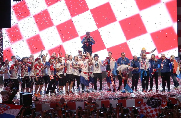 Vatreni nakon pet sati vožnje gradom stigli na Trg, a ondje ih je dočekao neviđeni spektakl!