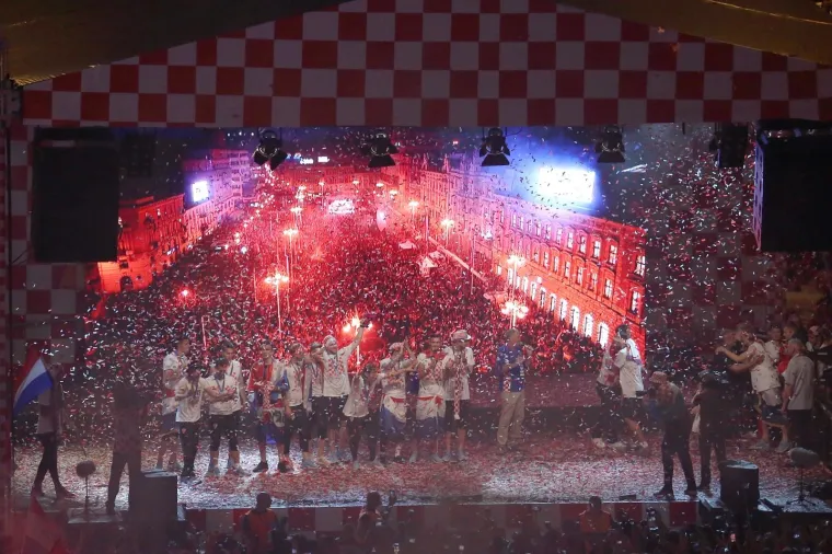 Vatreni nakon pet sati vožnje gradom stigli na Trg, a ondje ih je dočekao neviđeni spektakl!