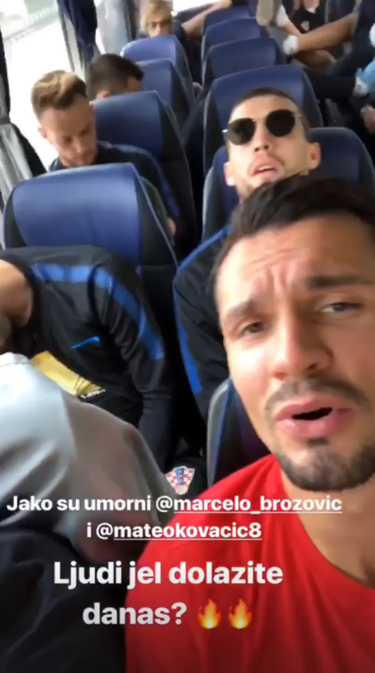 Vesela atmosfera u busu i avionu