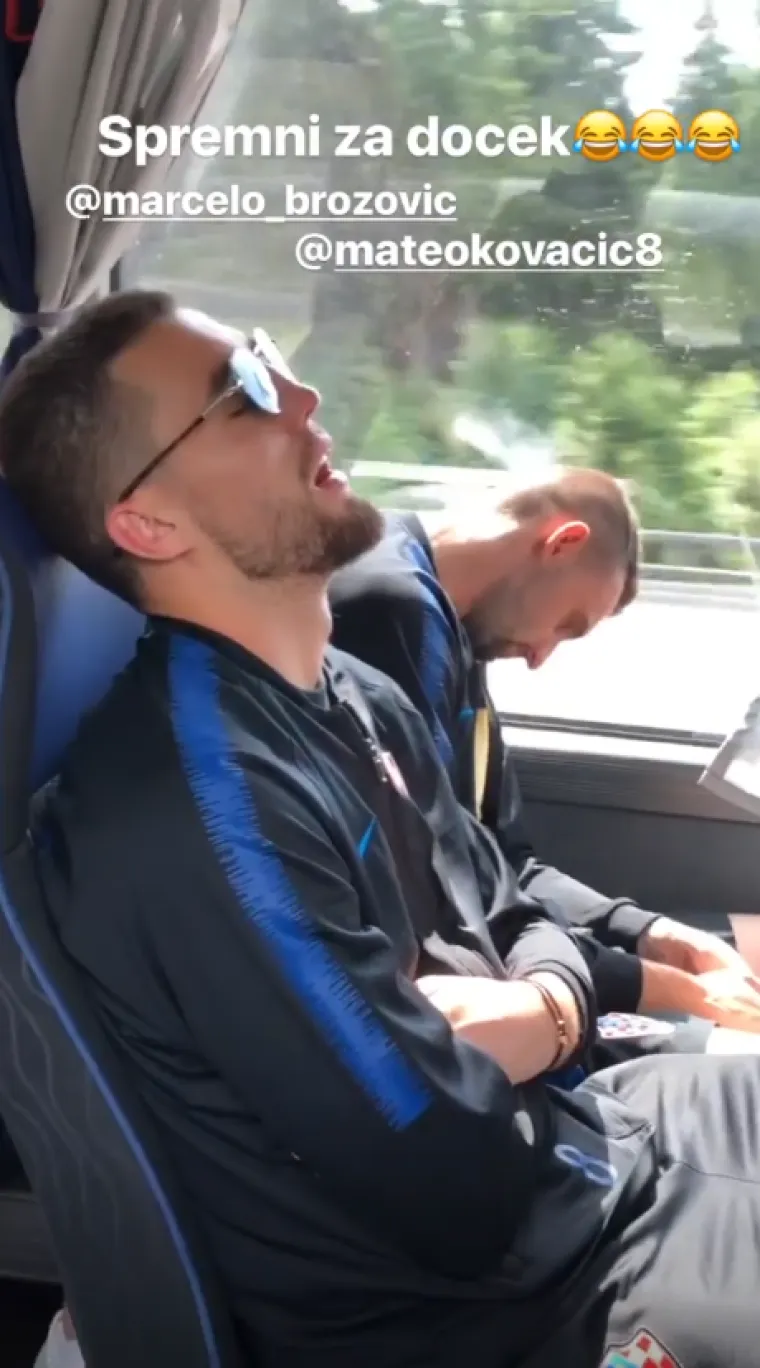 Vesela atmosfera u busu i avionu