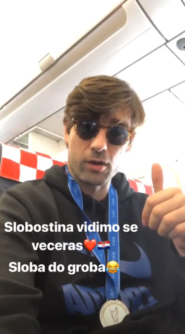 Vesela atmosfera u busu i avionu