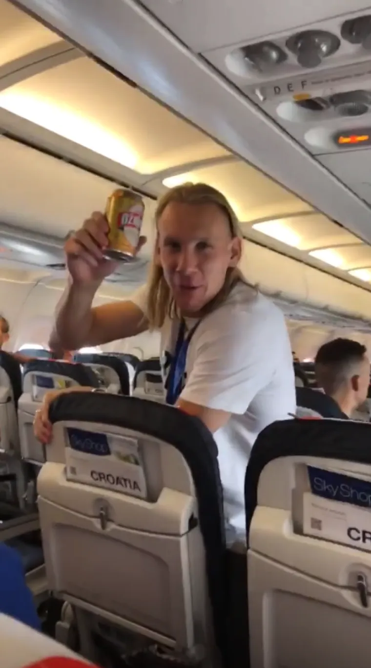 Vesela atmosfera u busu i avionu