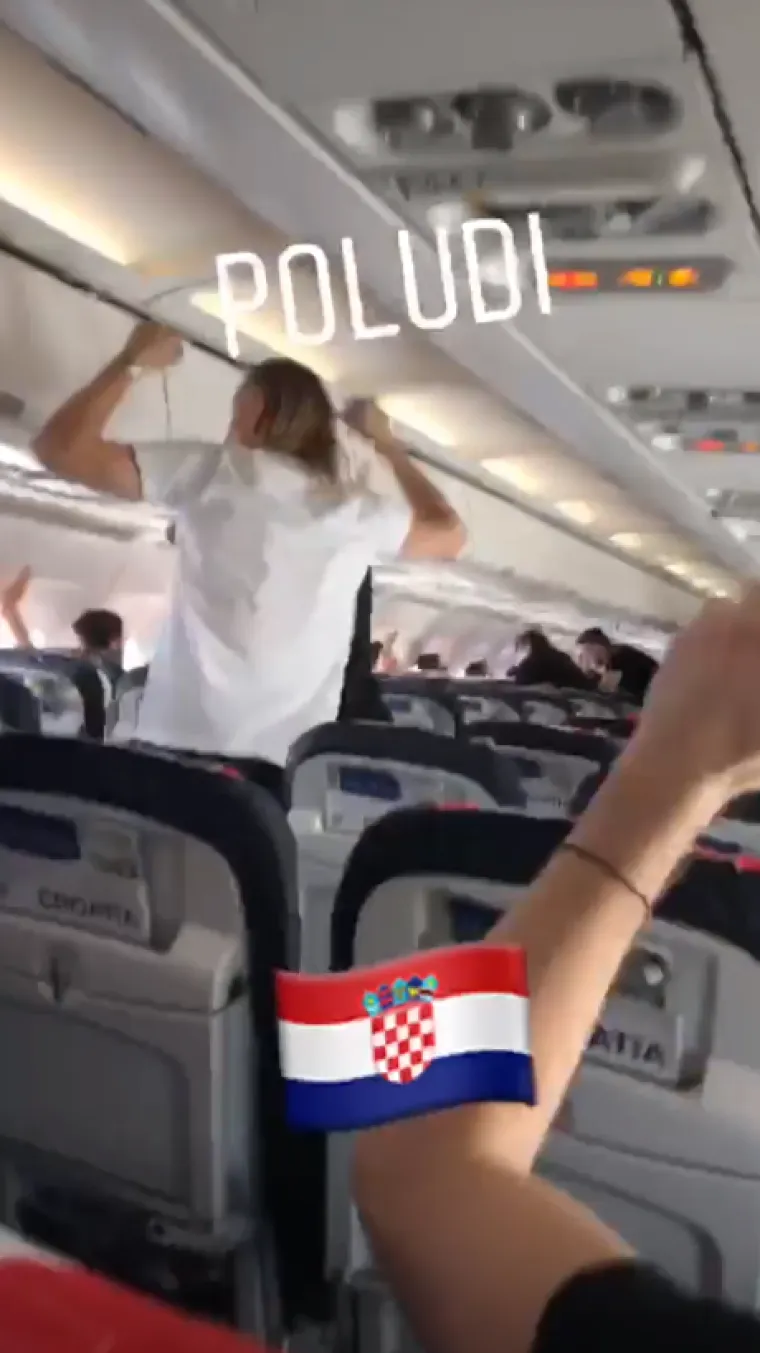 Vesela atmosfera u busu i avionu