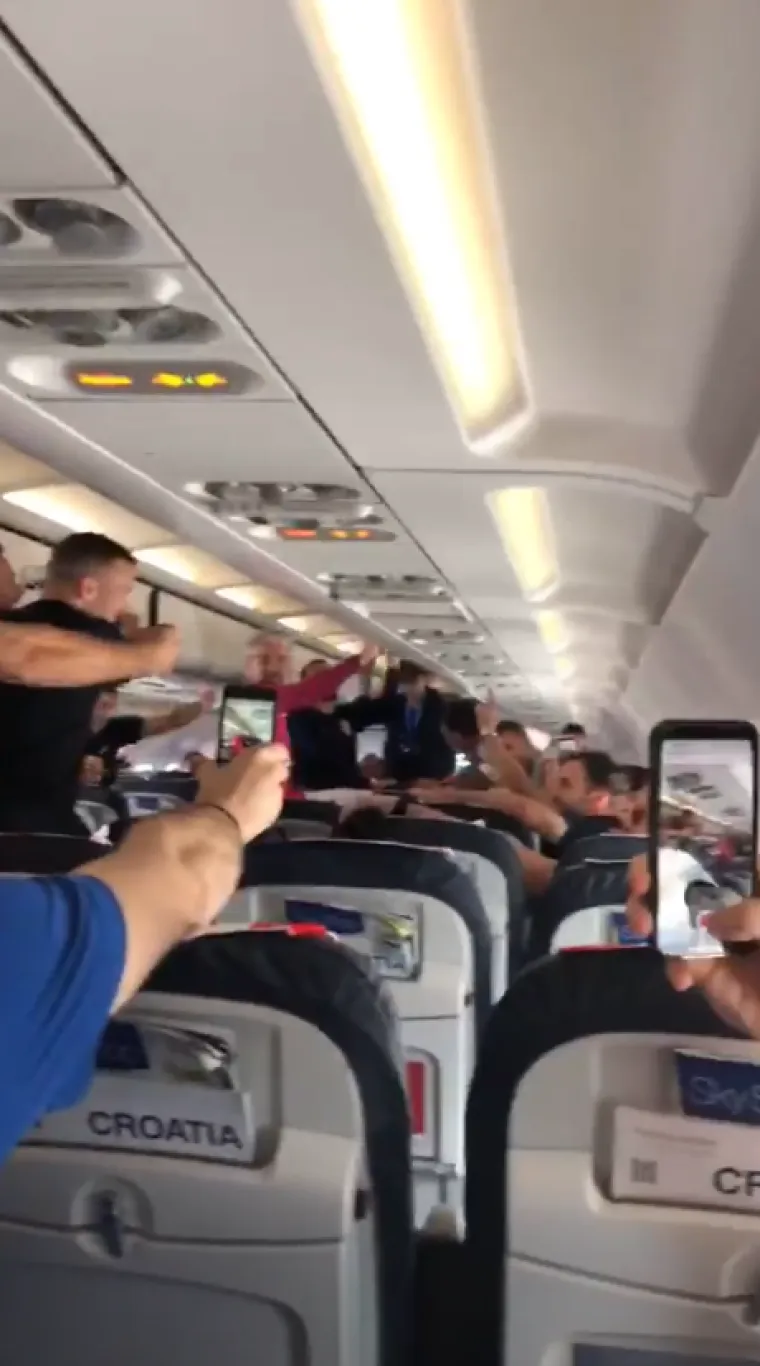 Vesela atmosfera u busu i avionu