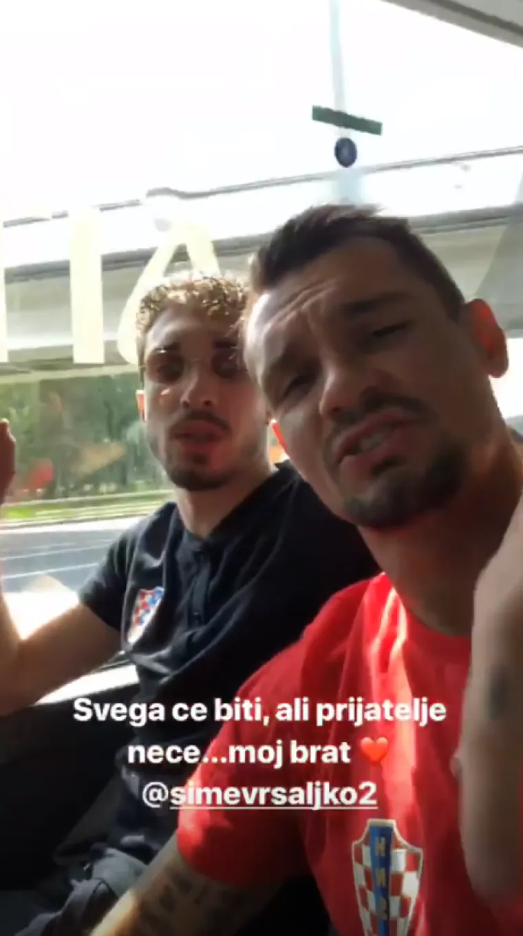 Vesela atmosfera u busu i avionu