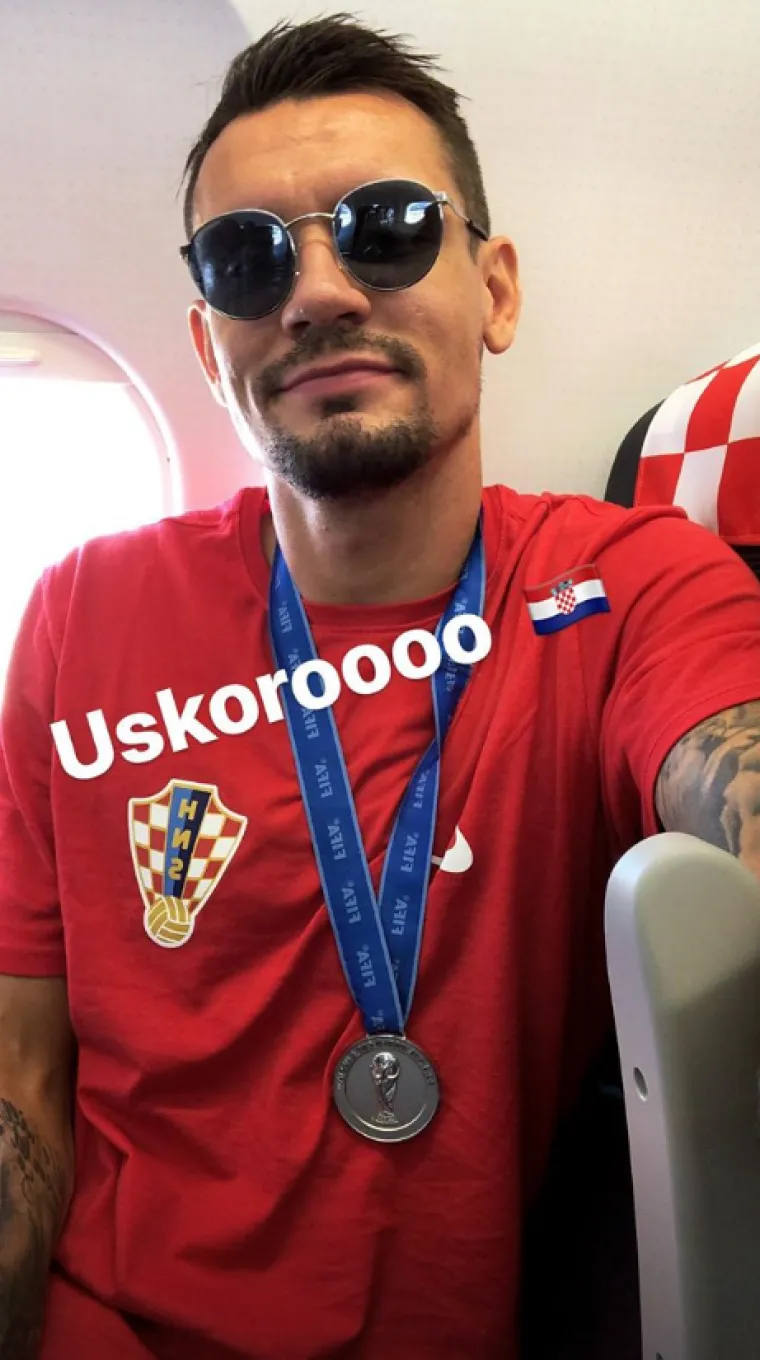 Vesela atmosfera u busu i avionu