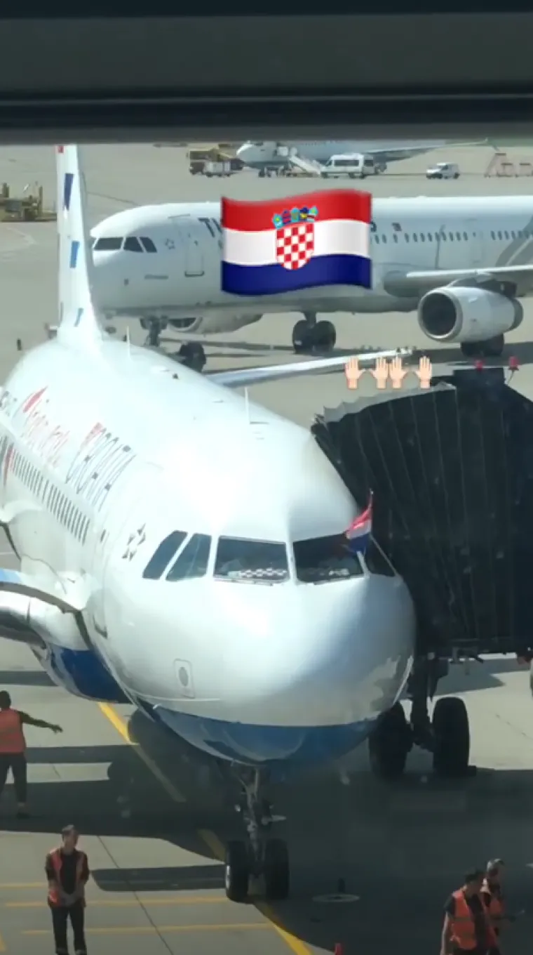 Vesela atmosfera u busu i avionu