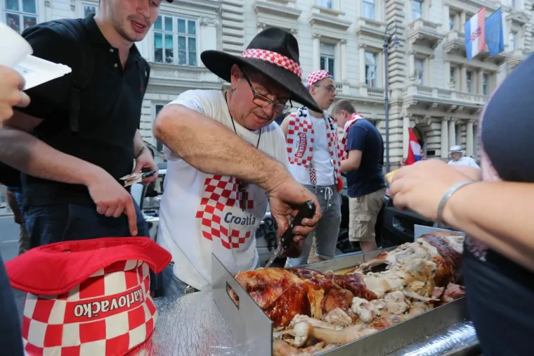 Diljem Zagreba slavio se povijesni uspjeh hrvatske nogometne reprezentacije na SP-u