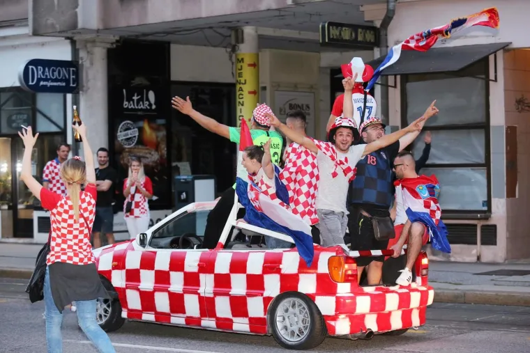 Diljem Zagreba slavio se povijesni uspjeh hrvatske nogometne reprezentacije na SP-u