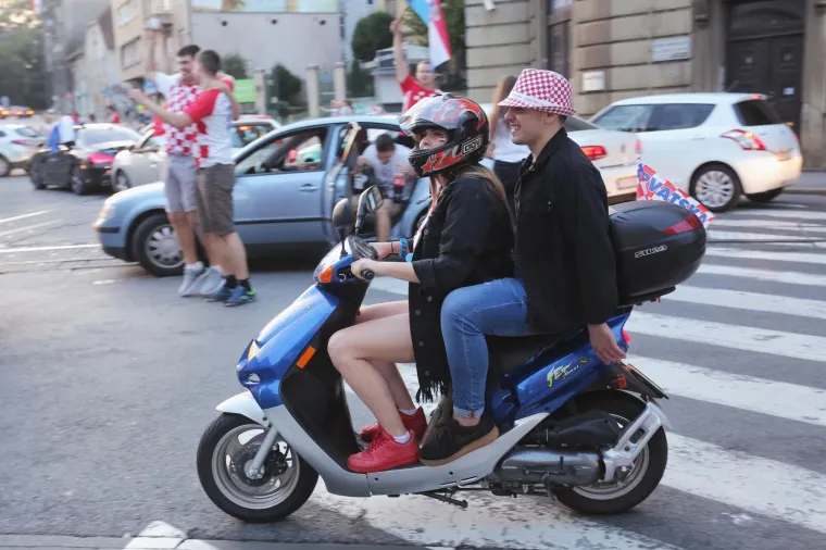 Diljem Zagreba slavio se povijesni uspjeh hrvatske nogometne reprezentacije na SP-u