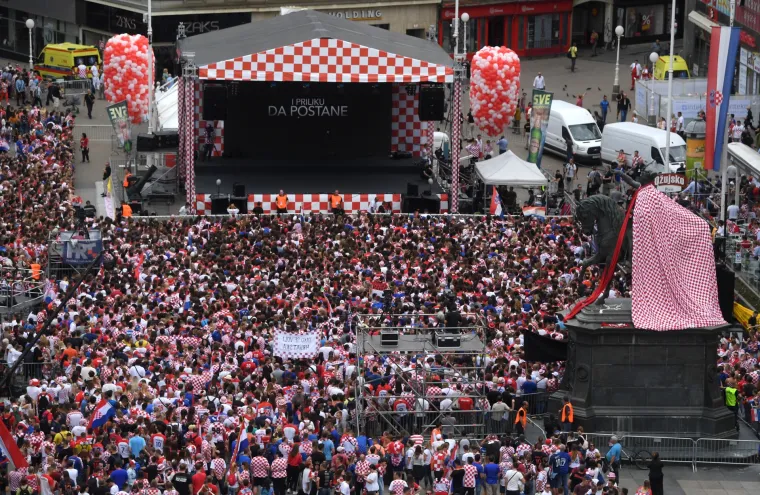 Pogled na prepun Trg uoči dolaska nogometnih reprezentativaca oduzima dah
