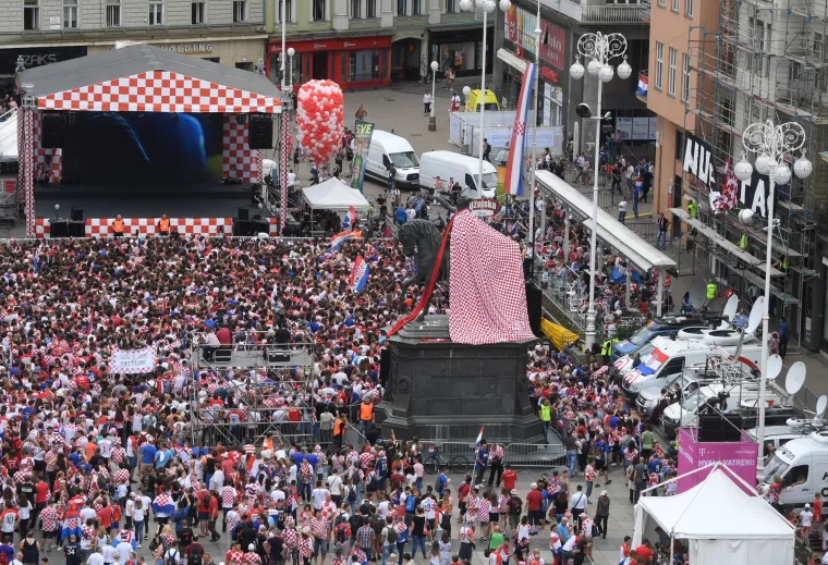 Pogled na prepun Trg uoči dolaska nogometnih reprezentativaca oduzima dah