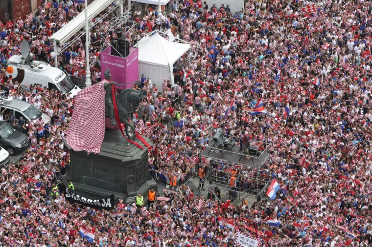 Pogled na prepun Trg uoči dolaska nogometnih reprezentativaca oduzima dah