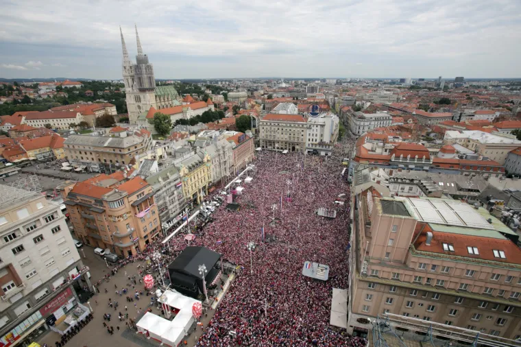 Pogled na prepun Trg uoči dolaska nogometnih reprezentativaca oduzima dah