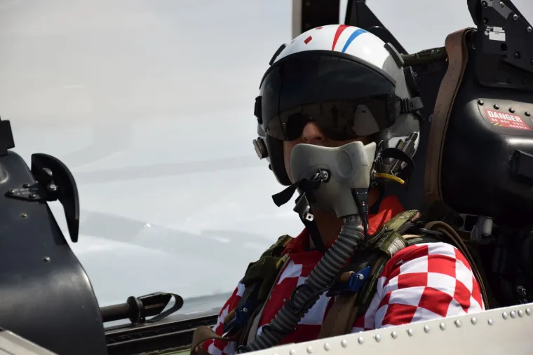 Ovo su piloti koji su za Vatrene napravili show na nebu