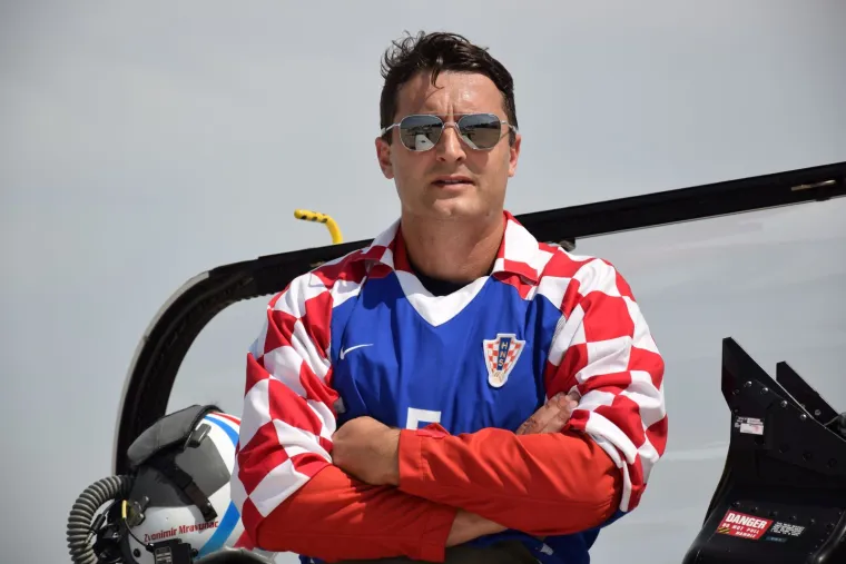 Ovo su piloti koji su za Vatrene napravili show na nebu