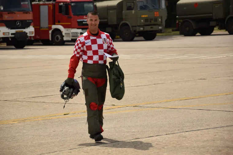 Ovo su piloti koji su za Vatrene napravili show na nebu