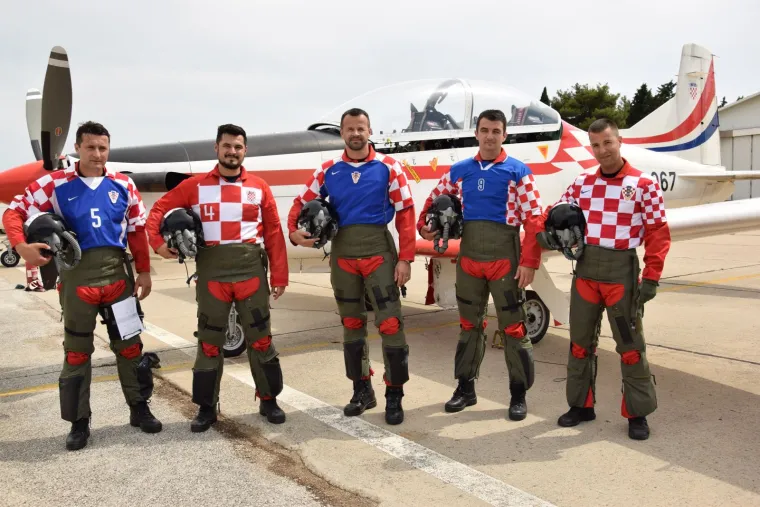 Ovo su piloti koji su za Vatrene napravili show na nebu