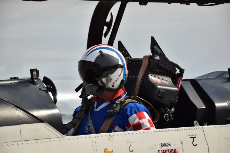 Ovo su piloti koji su za Vatrene napravili show na nebu