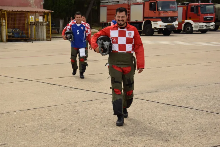 Ovo su piloti koji su za Vatrene napravili show na nebu