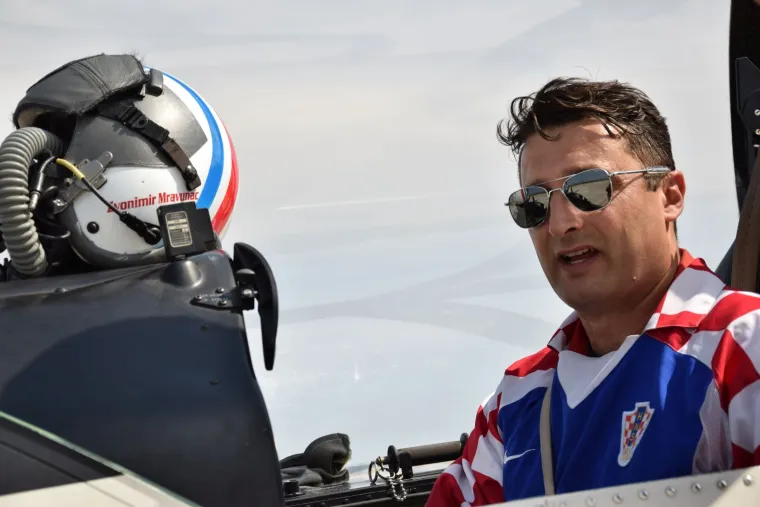 Ovo su piloti koji su za Vatrene napravili show na nebu