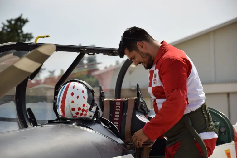 Ovo su piloti koji su za Vatrene napravili show na nebu