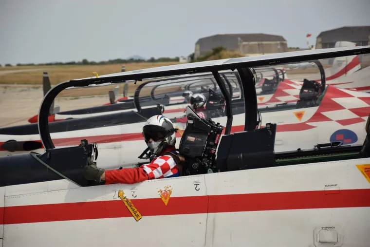 Ovo su piloti koji su za Vatrene napravili show na nebu