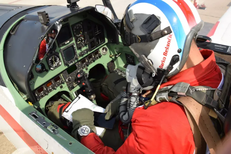 Ovo su piloti koji su za Vatrene napravili show na nebu