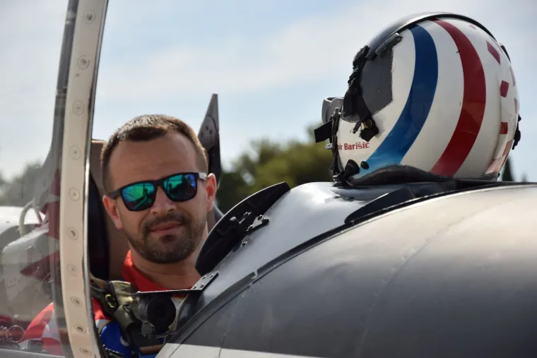 Ovo su piloti koji su za Vatrene napravili show na nebu