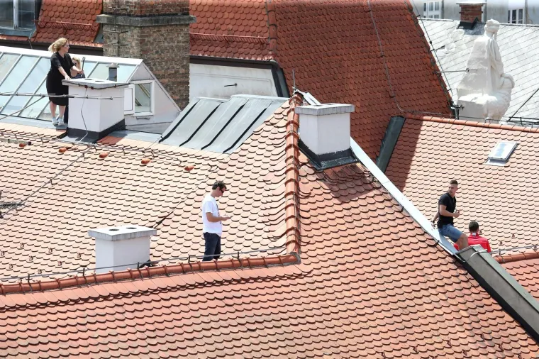 Navijači na krovovima