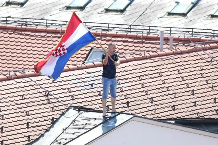 Navijači na krovovima