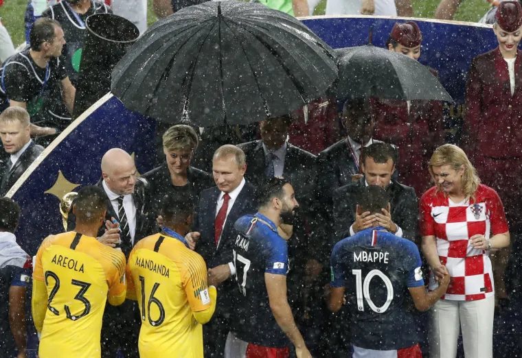 Gdje je nestalo ono 'dame prve'? Putin zbog ovog poteza na udaru kritika