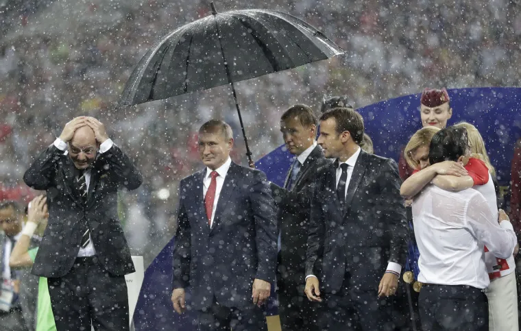 Gdje je nestalo ono 'dame prve'? Putin zbog ovog poteza na udaru kritika