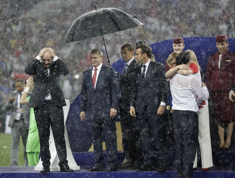 Gdje je nestalo ono 'dame prve'? Putin zbog ovog poteza na udaru kritika