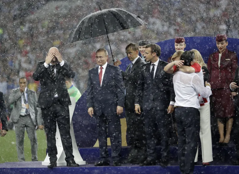 Gdje je nestalo ono 'dame prve'? Putin zbog ovog poteza na udaru kritika