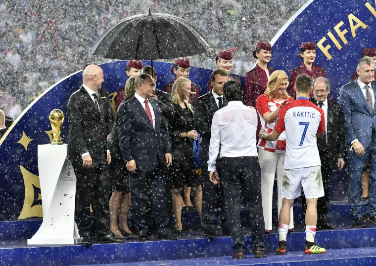 Gdje je nestalo ono 'dame prve'? Putin zbog ovog poteza na udaru kritika