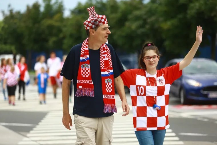 Okupljanje navijača ispred starog terminala međunarodne zračne luke