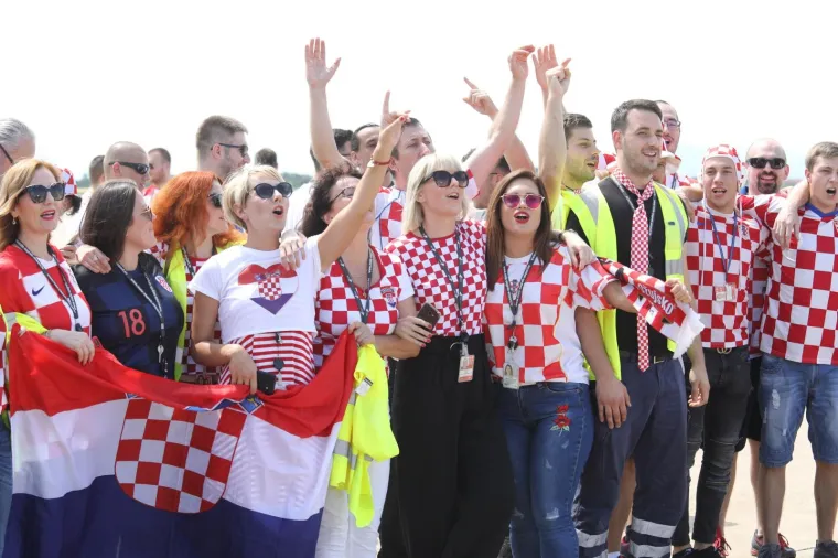 Navijači u Zračnoj luci dr. Franjo Tuđman s nestrpljenjem očekuju dolazak reprezentacije